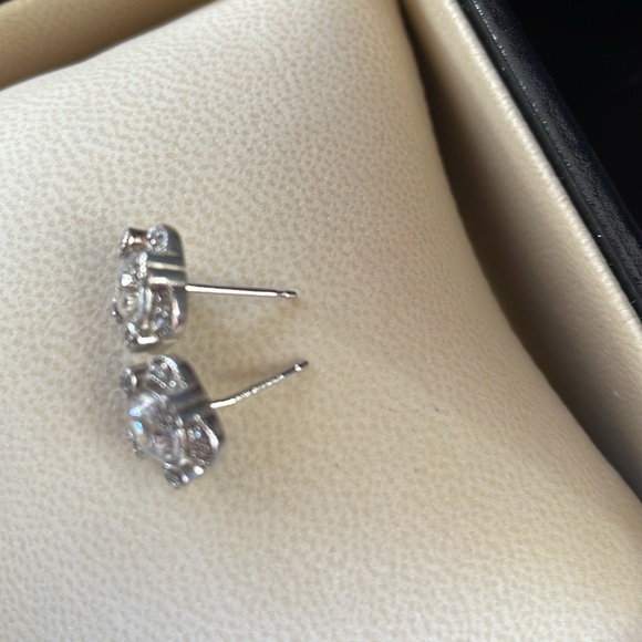 New Cubic Zironica Sterling Silver Stud earrings - Picture 3 of 5